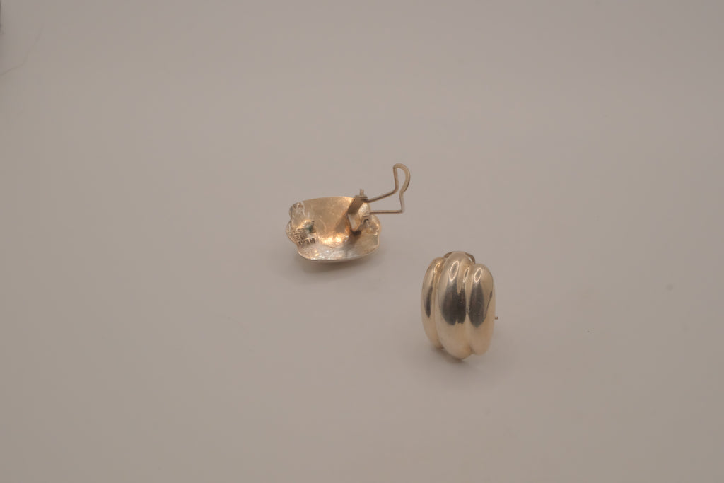 Vintage Sterling silver ribbed domed clip on earrings