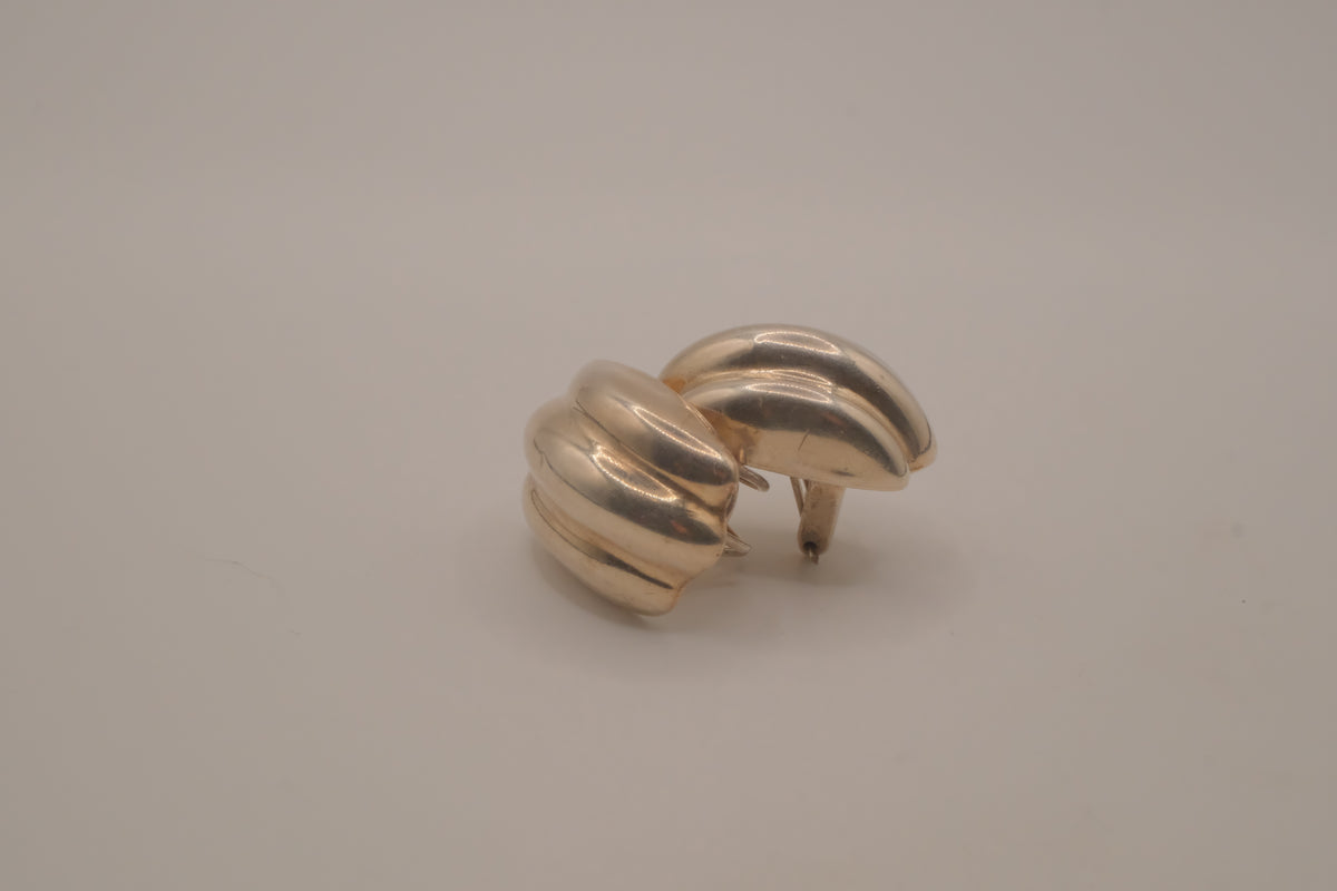Vintage Sterling silver ribbed domed clip on earrings