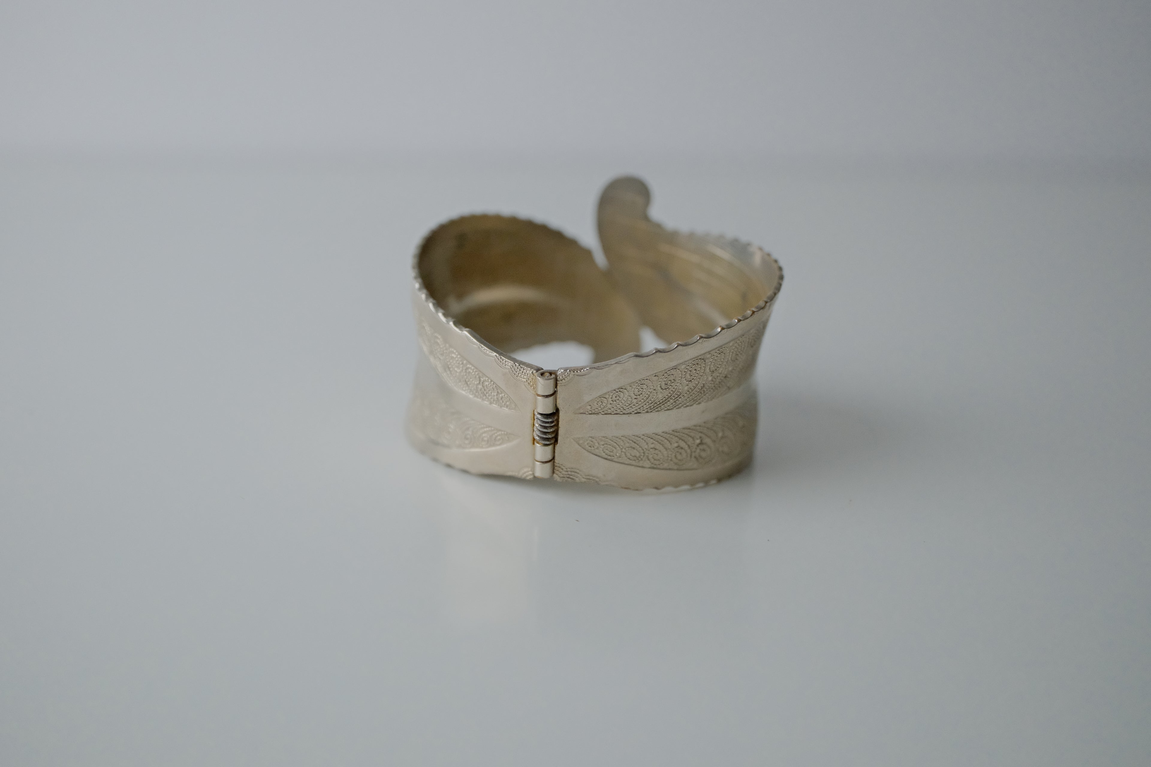 Vintage 1970s Silver Leaf Hinged Bangle