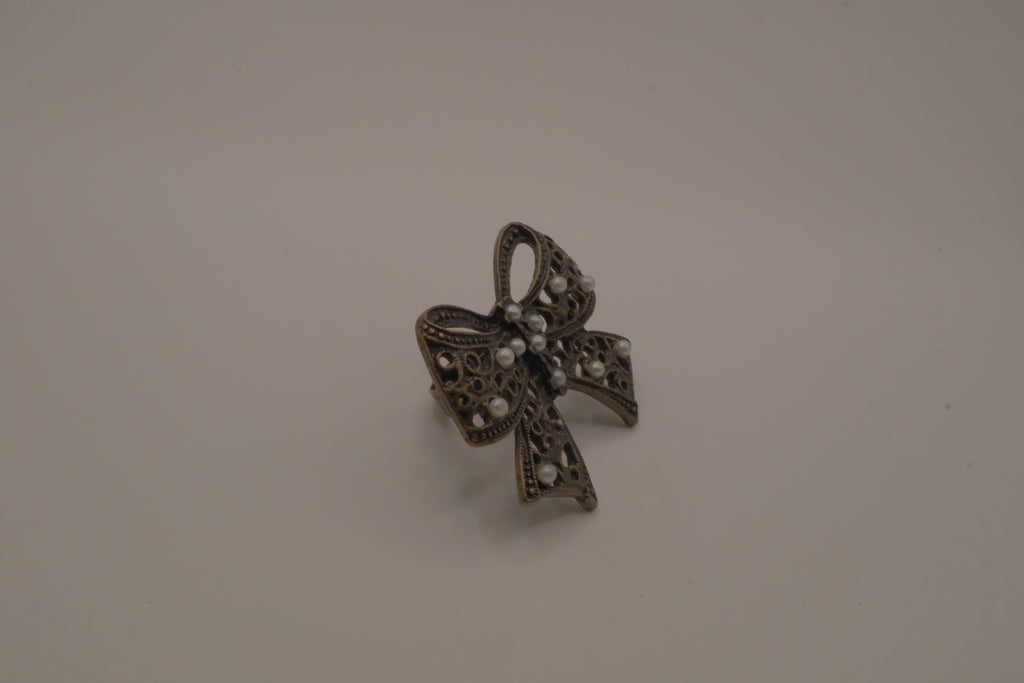 Vintage bronze-tone filigree Statement bow ring