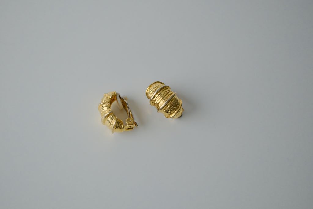 Vintage Textured Gold Tone Clip On Earrings