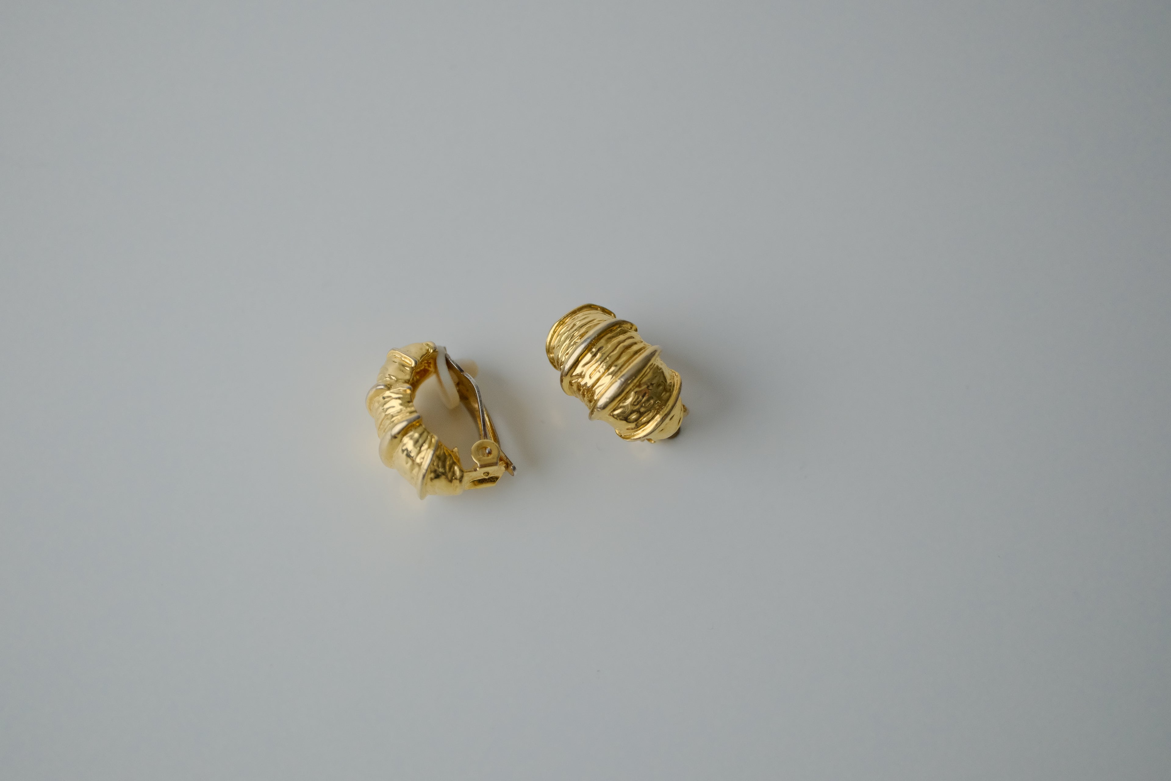 Vintage Textured Gold Tone Clip On Earrings