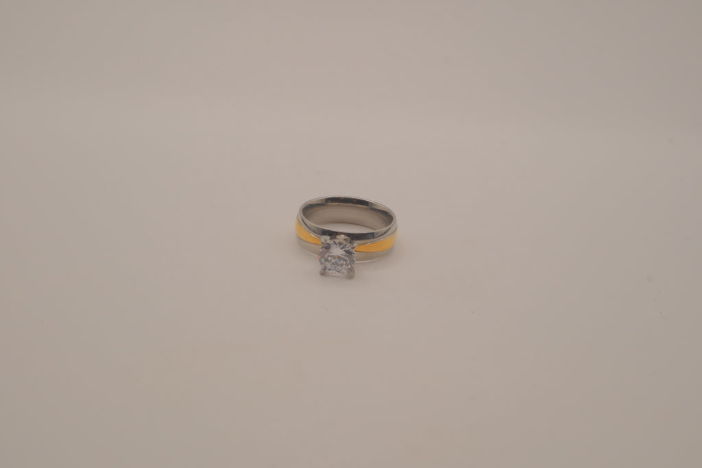 Two-tone solitaire ring&nbsp;