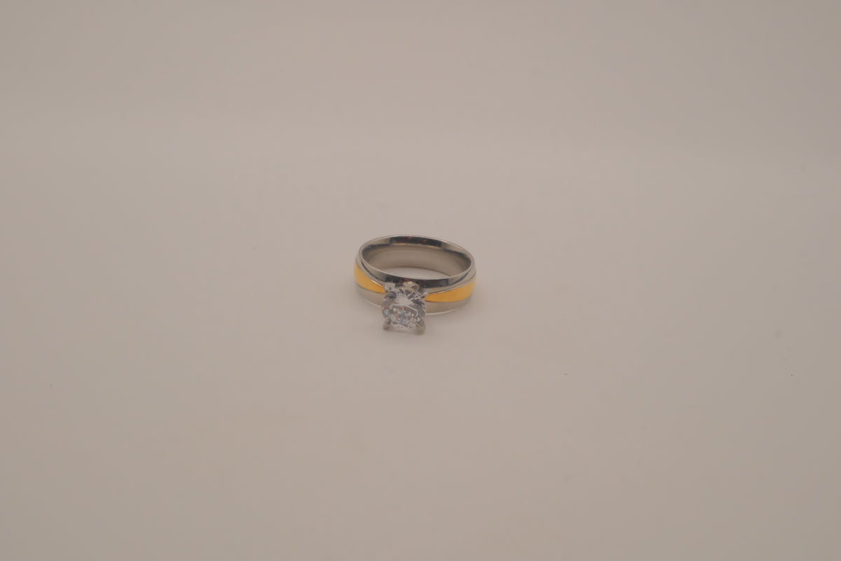 Two-tone solitaire ring&nbsp;