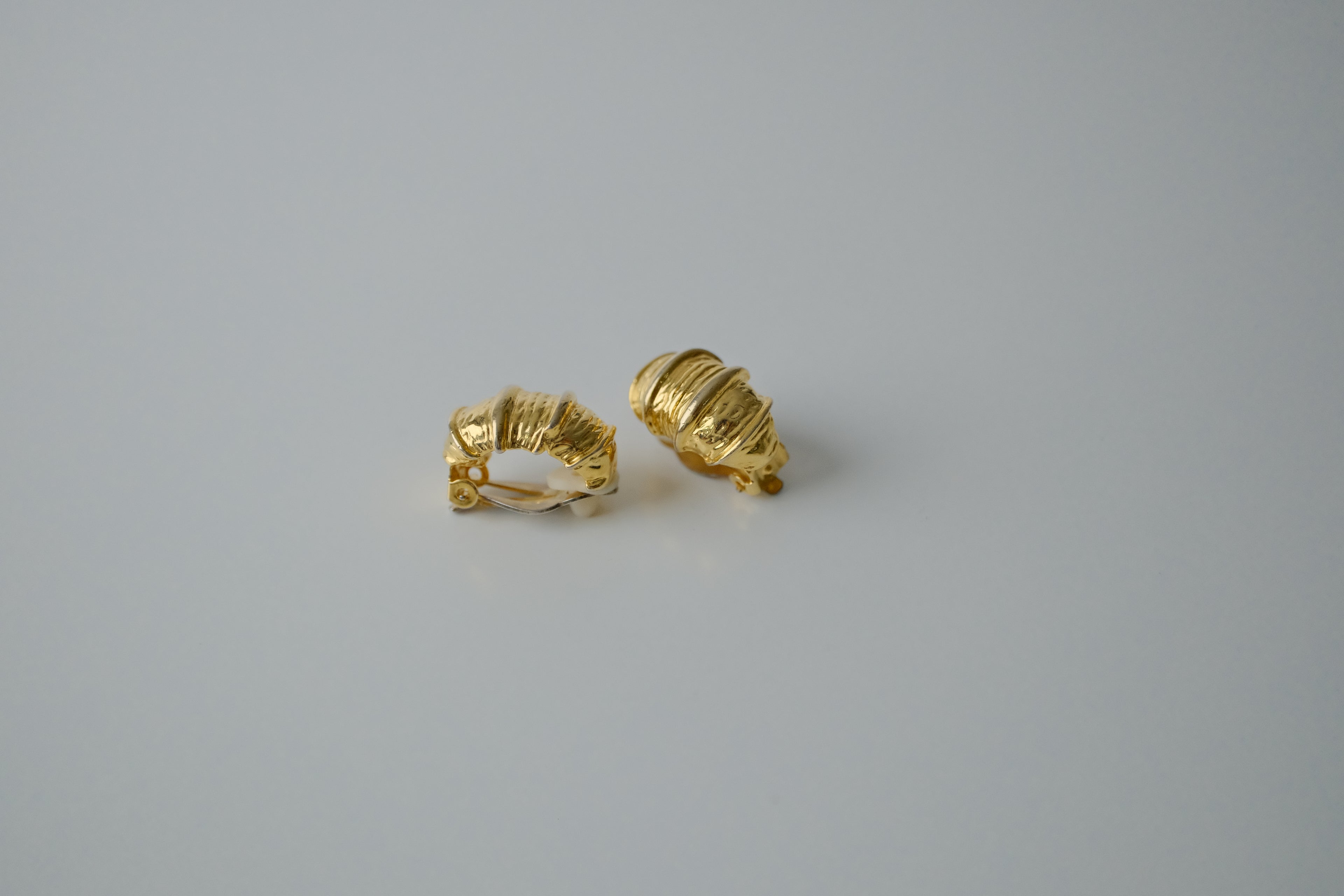 Vintage Textured Gold Tone Clip On Earrings