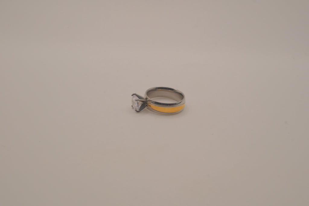 Two-tone solitaire ring&nbsp;
