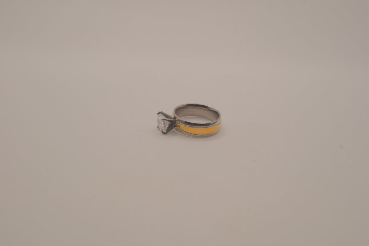 Two-tone solitaire ring&nbsp;