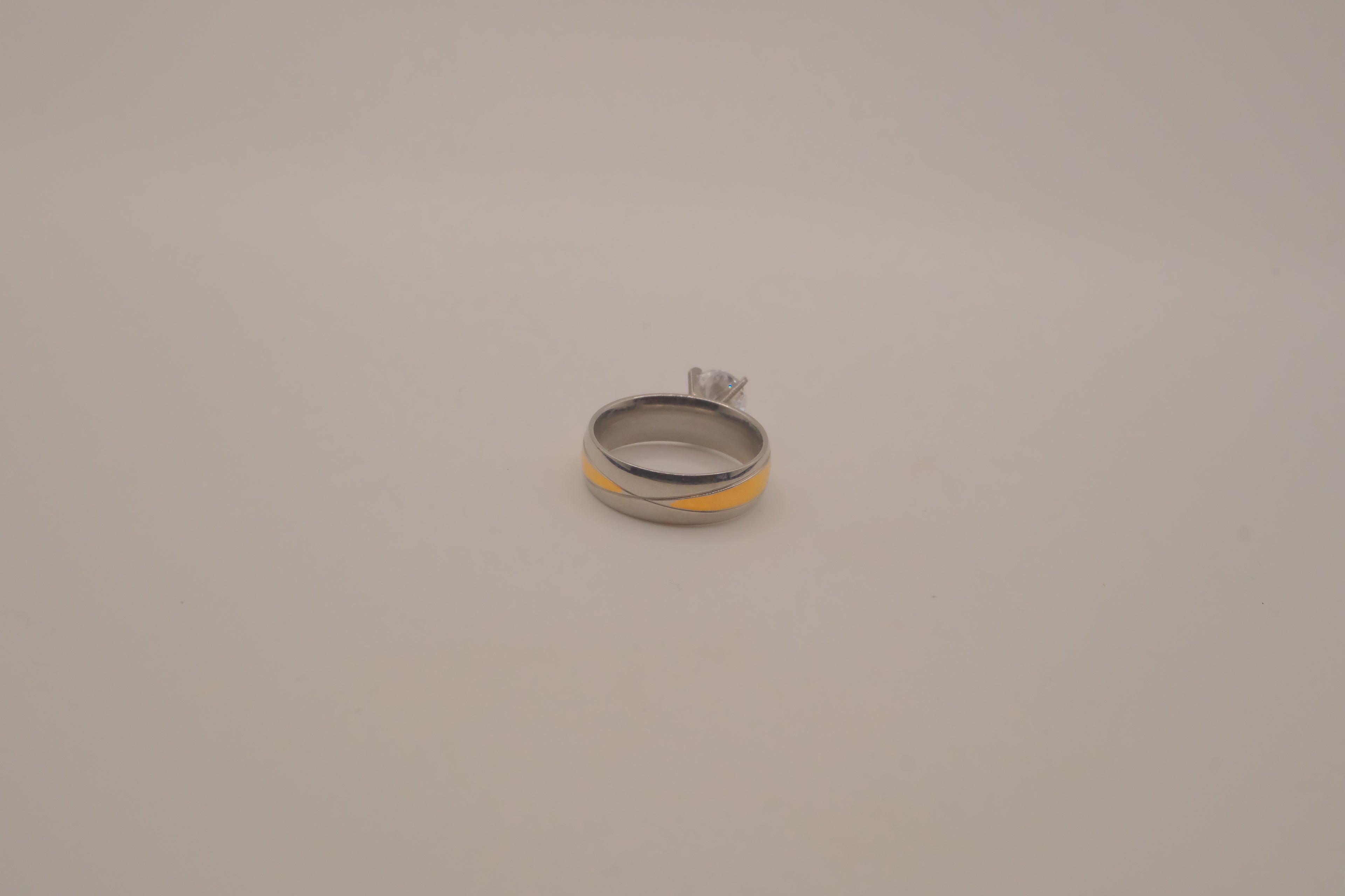 Two-tone solitaire ring&nbsp;
