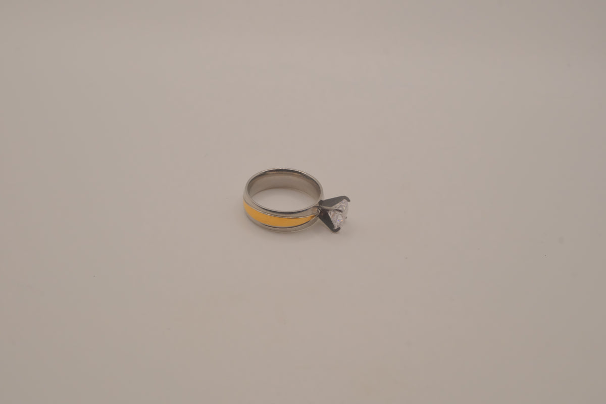 Two-tone solitaire ring&nbsp;