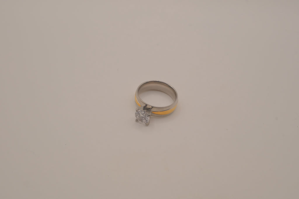 Two-tone solitaire ring&nbsp;
