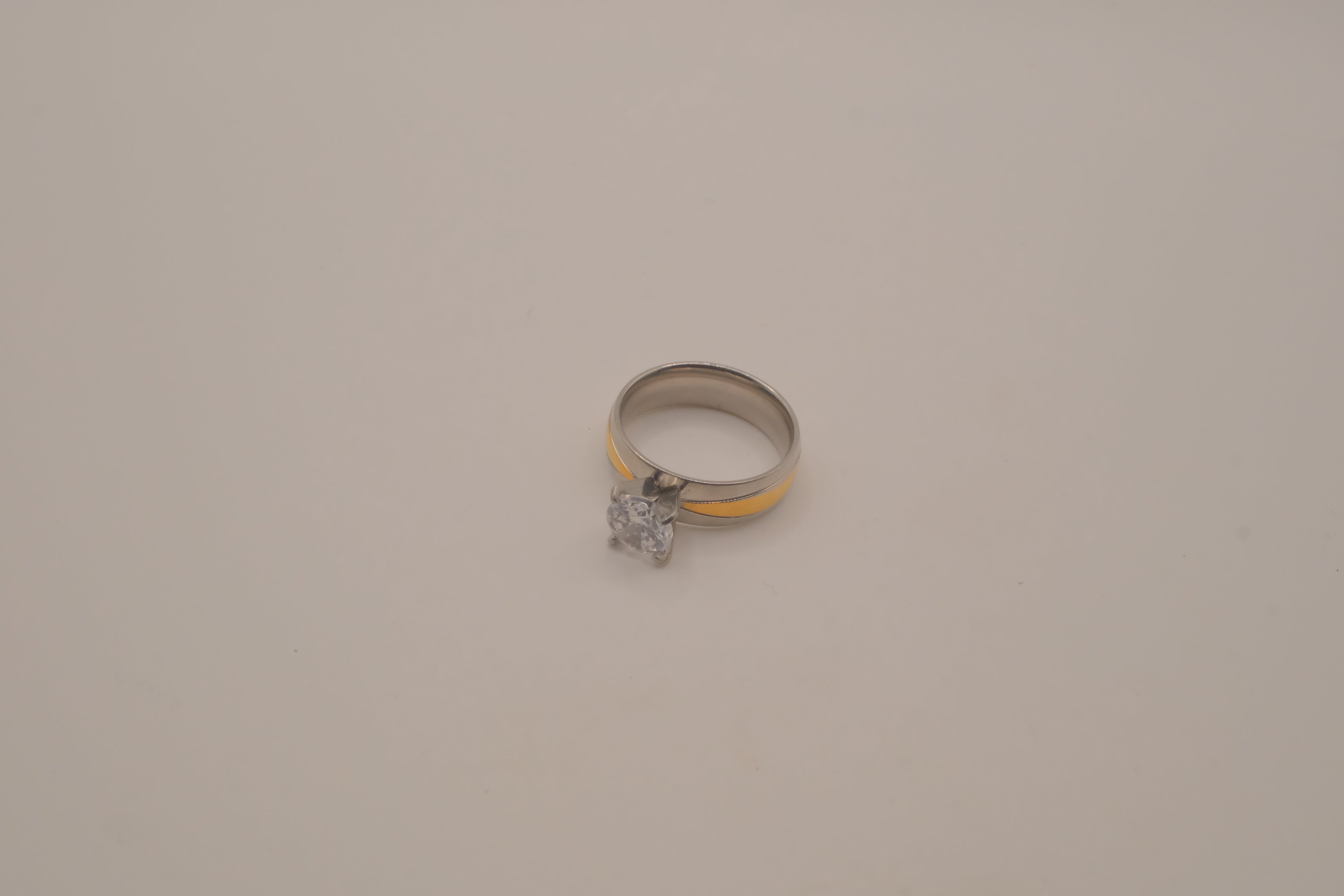 Two-tone solitaire ring&nbsp;