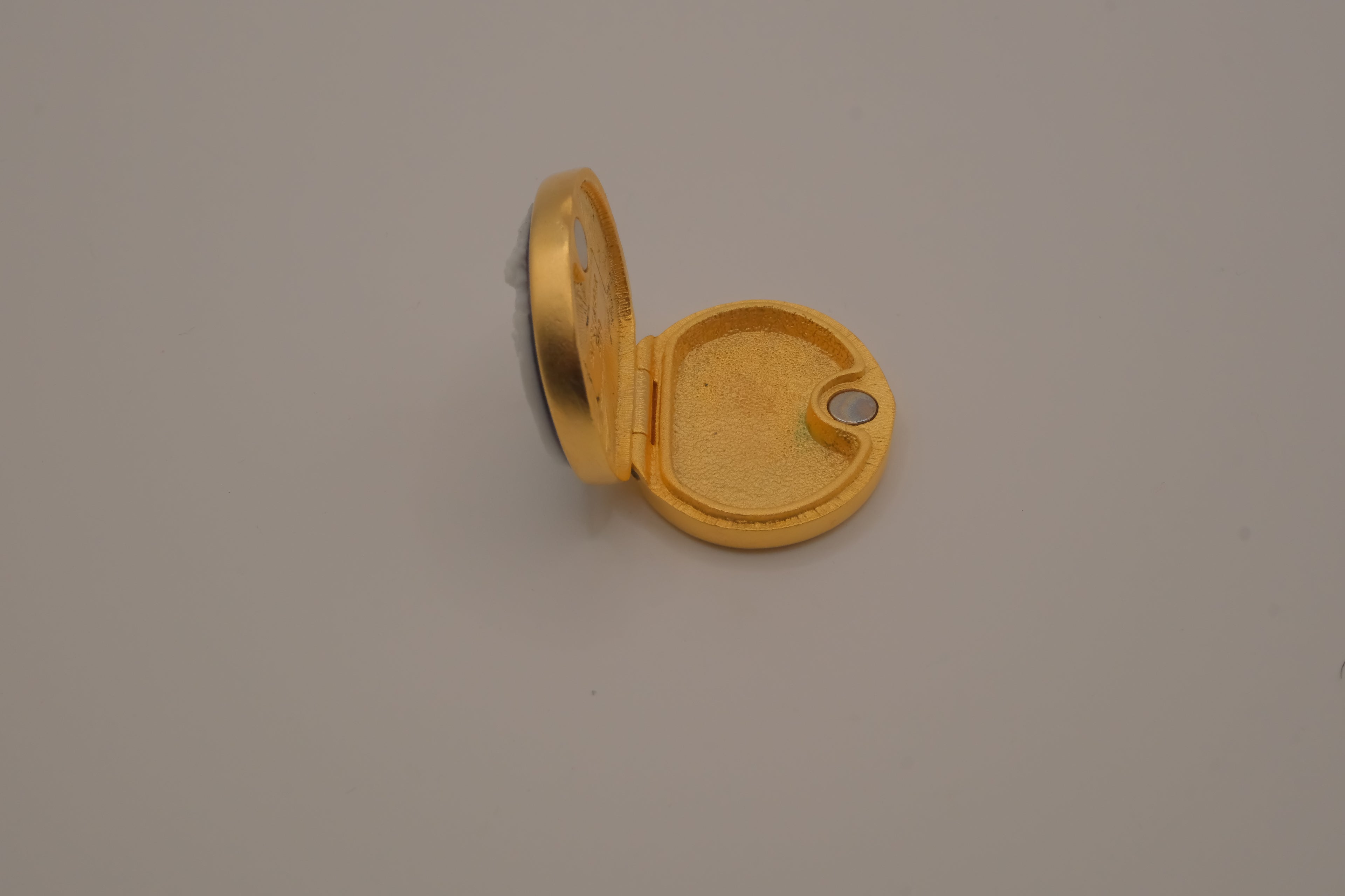 Estée Lauder "Timeless Cameo" solid perfume compact