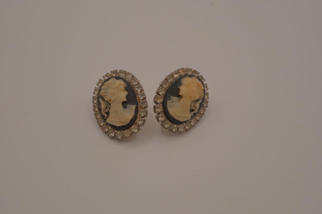 Vintage Victorian-style cameo earrings&nbsp;