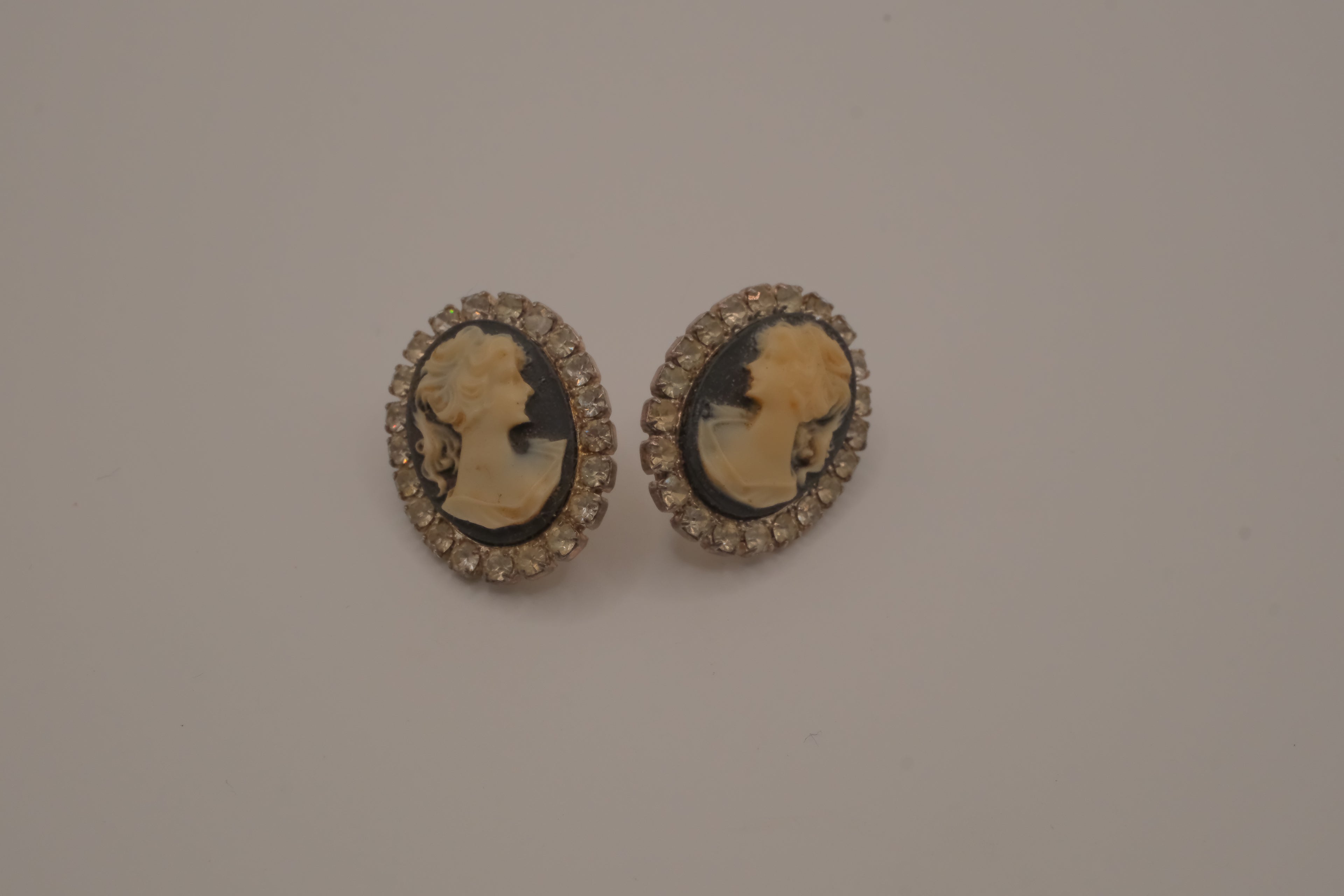 Vintage Victorian-style cameo earrings&nbsp;