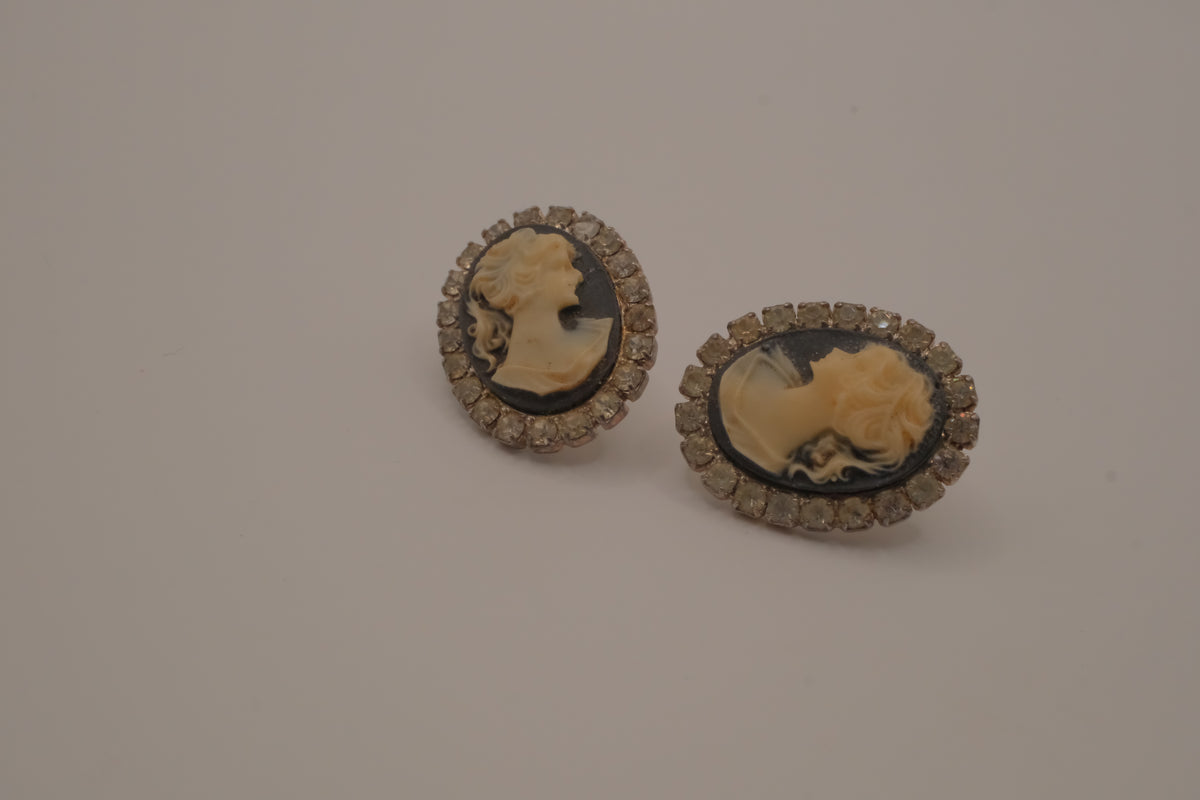 Vintage Victorian-style cameo earrings&nbsp;