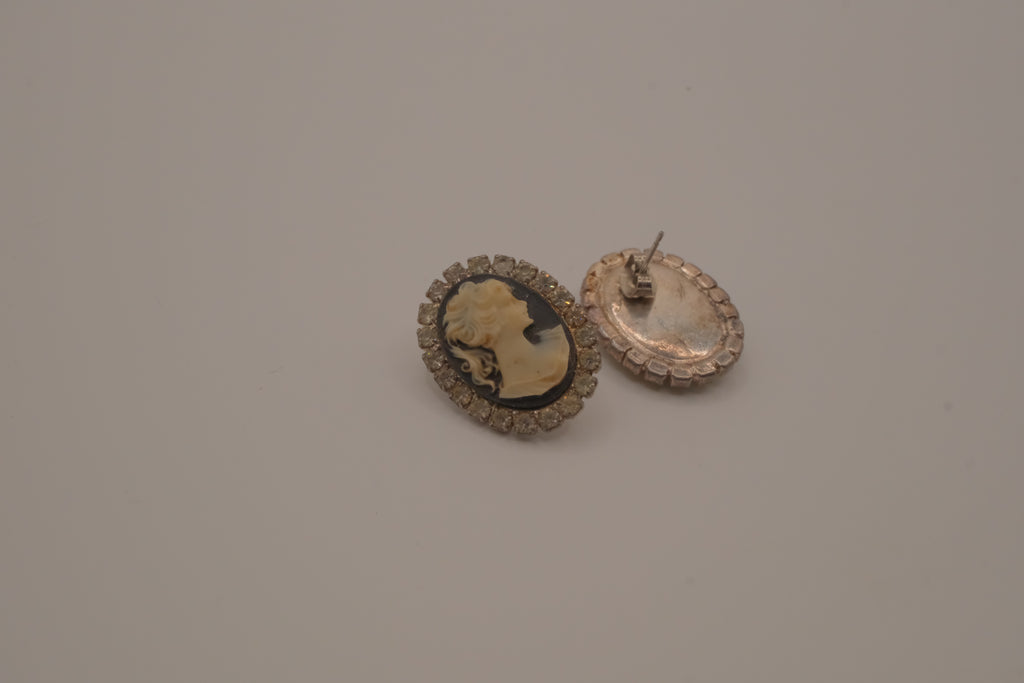 Vintage Victorian-style cameo earrings&nbsp;