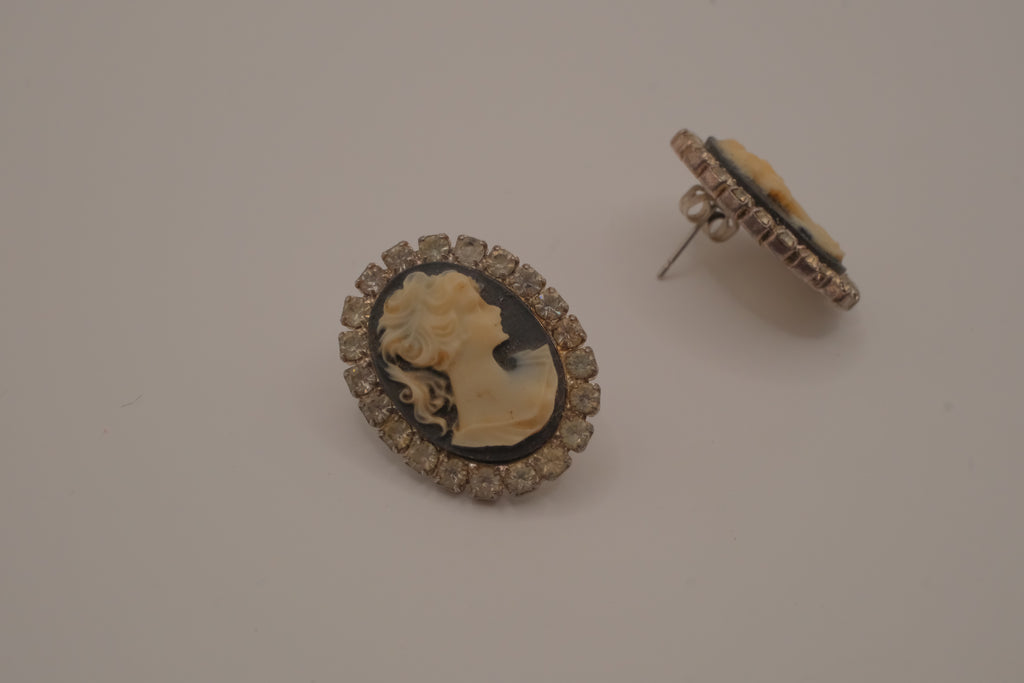 Vintage Victorian-style cameo earrings&nbsp;