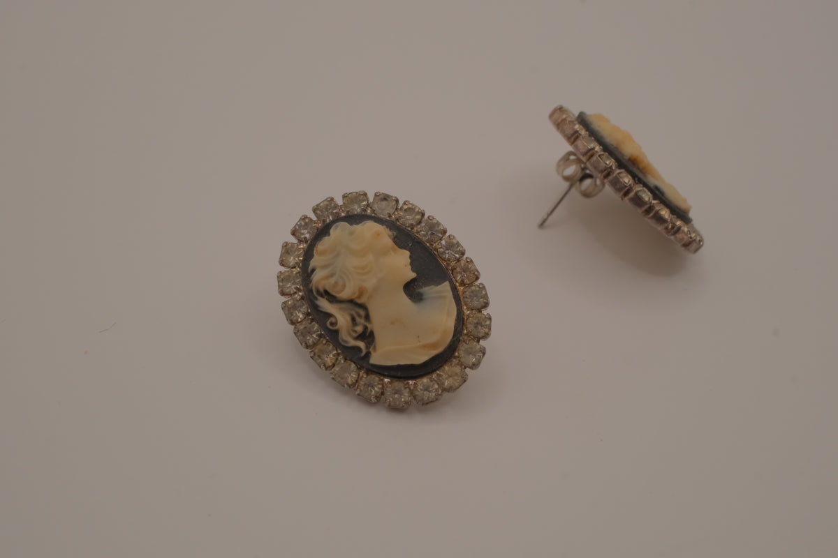 Vintage Victorian-style cameo earrings&nbsp;