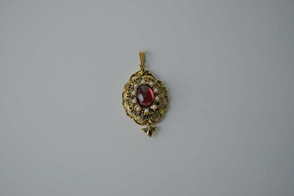 Vintage Gold Filigree with Cabachon Stone Pendant