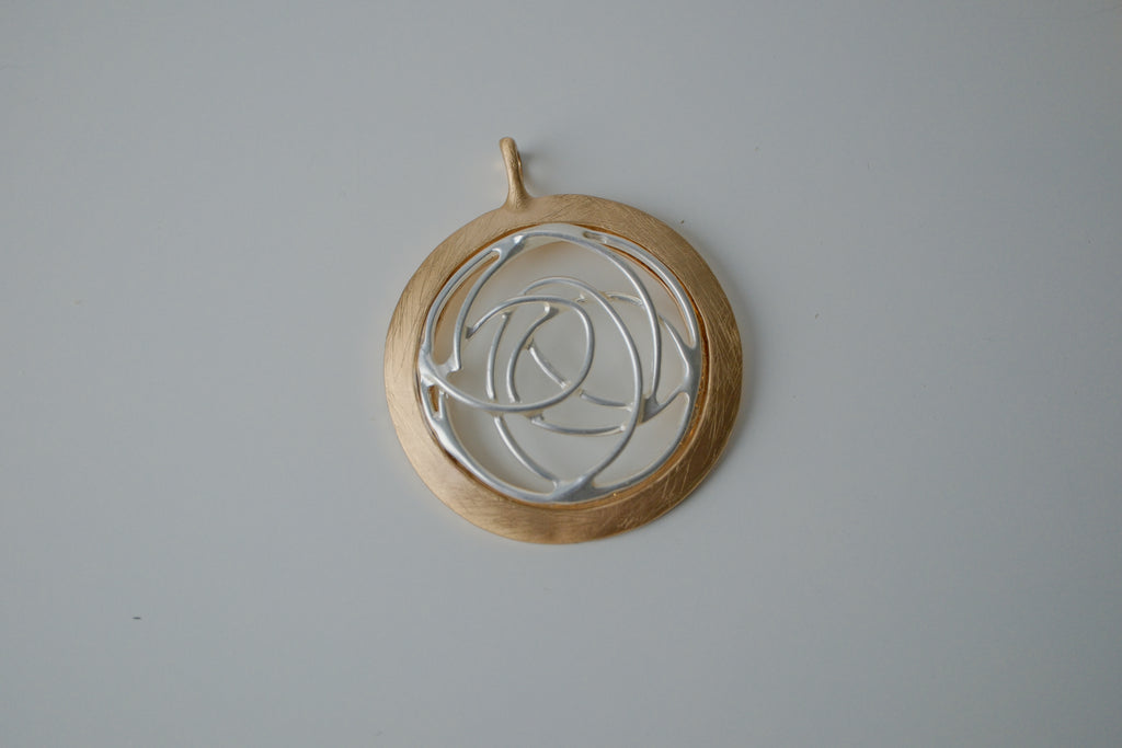 Two-tone interlocking circle pendant