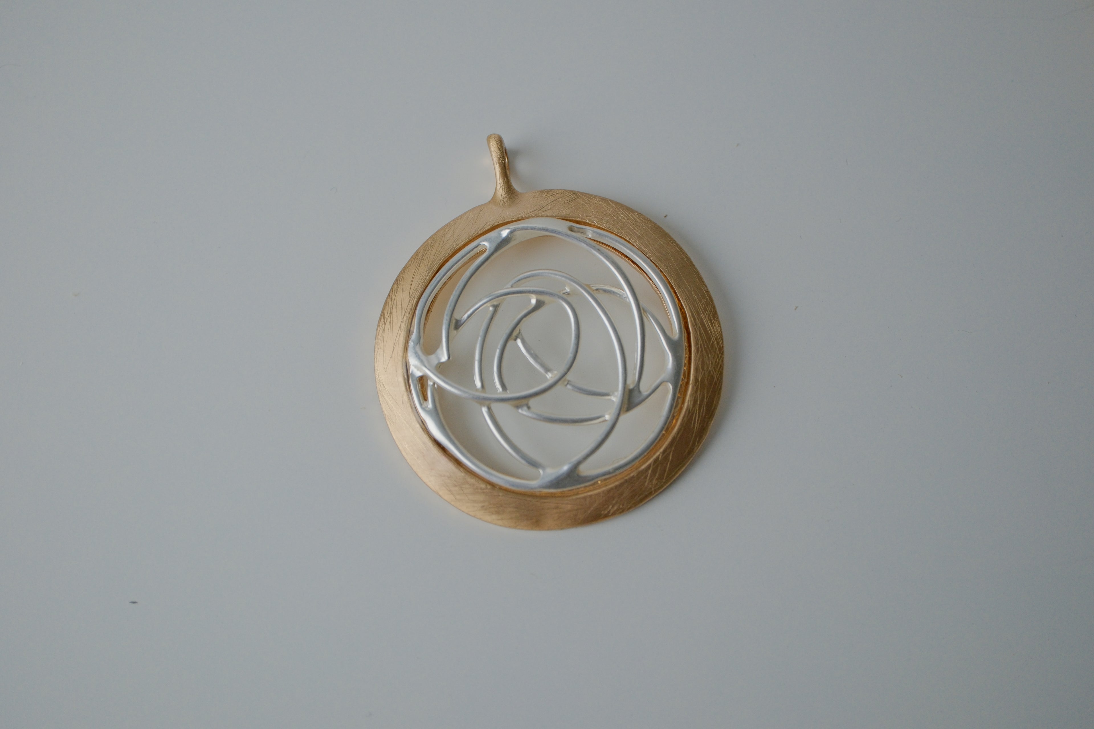 Two-tone interlocking circle pendant