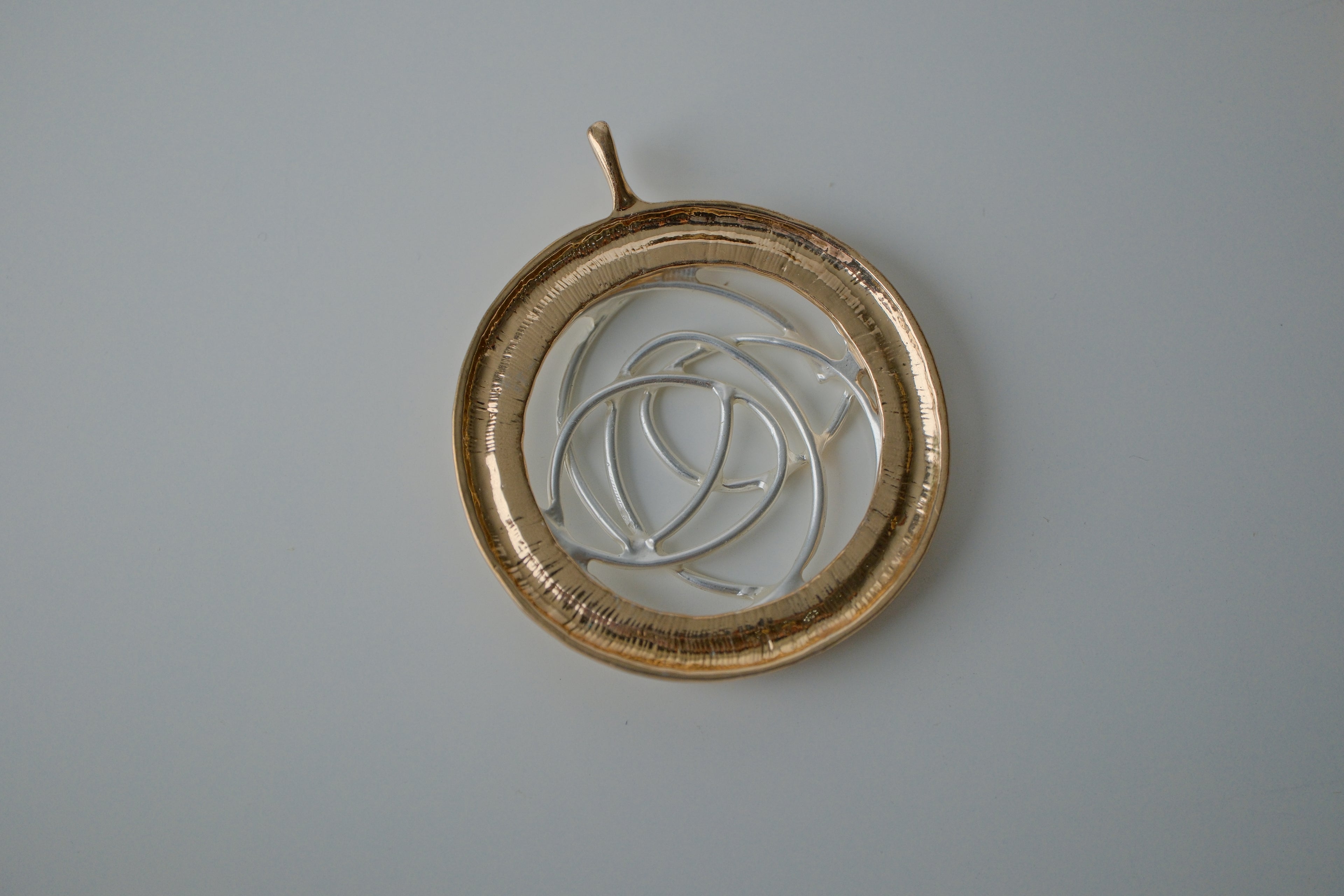 Two-tone interlocking circle pendant