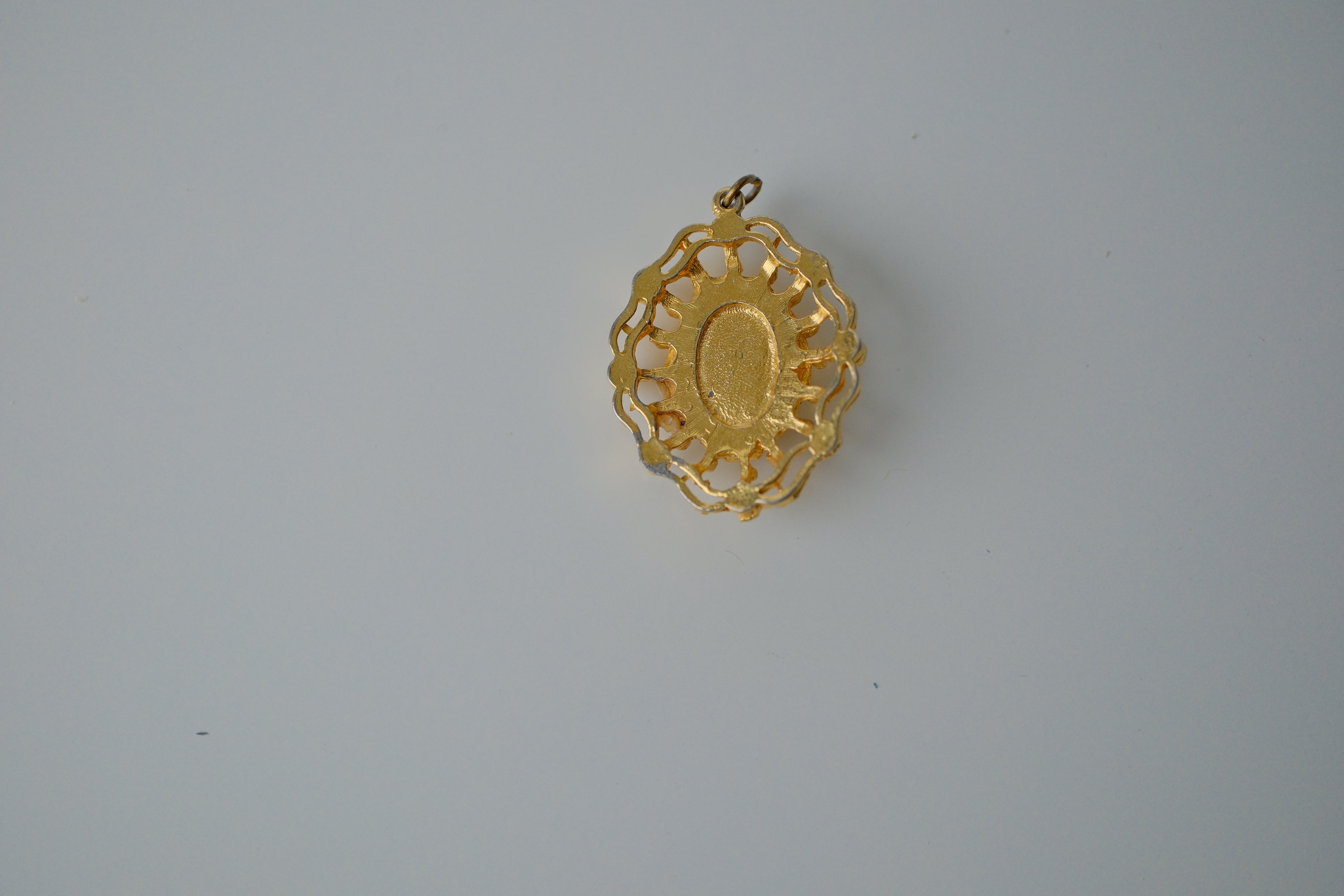 Vintage Gold Toned Filigree pendant with crushed stone