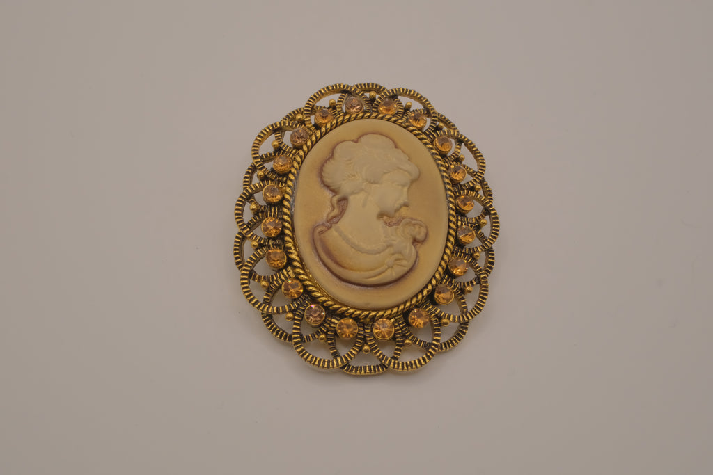 Oval Victorian style vintage cameo brooch
