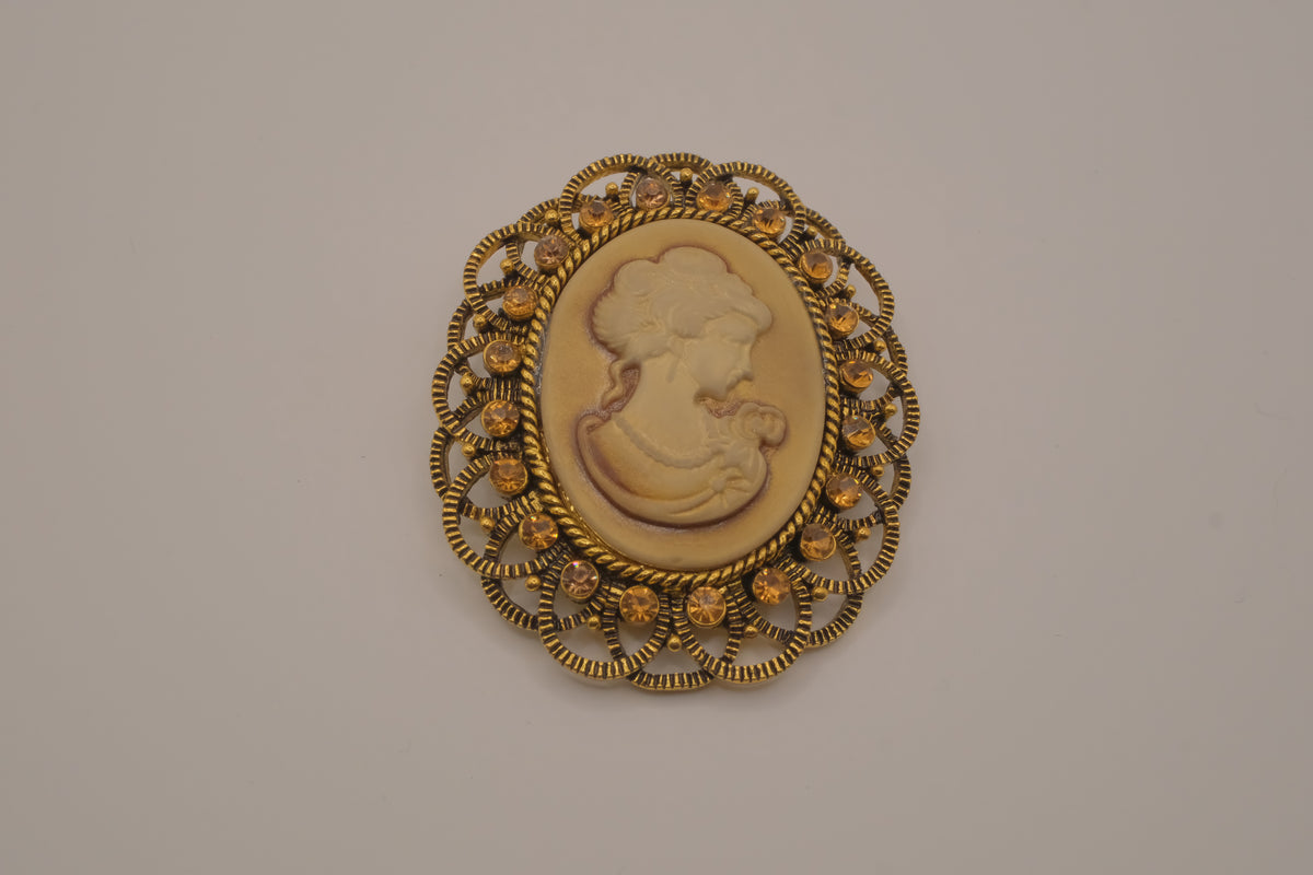 Oval Victorian style vintage cameo brooch