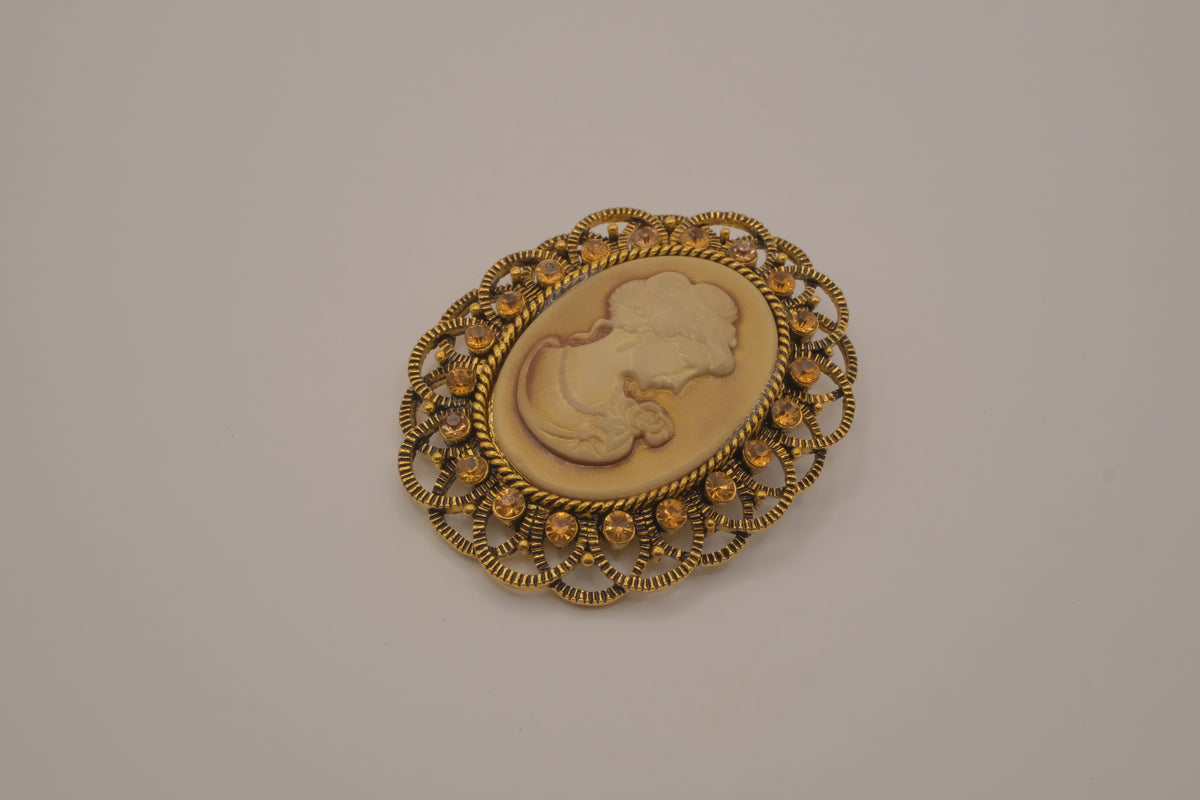 Oval Victorian style vintage cameo brooch