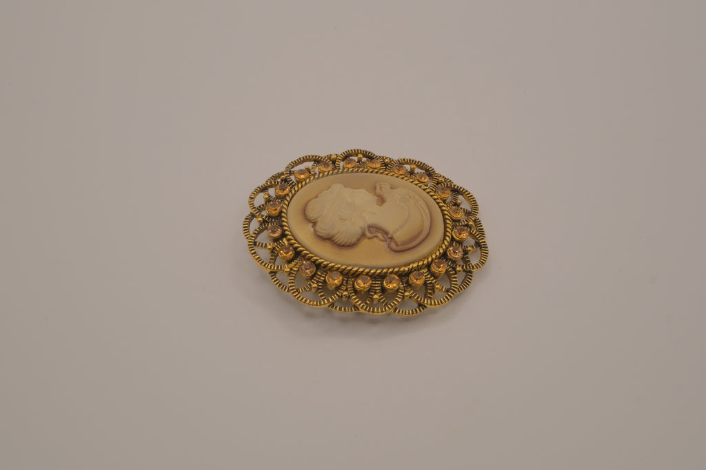 Oval Victorian style vintage cameo brooch