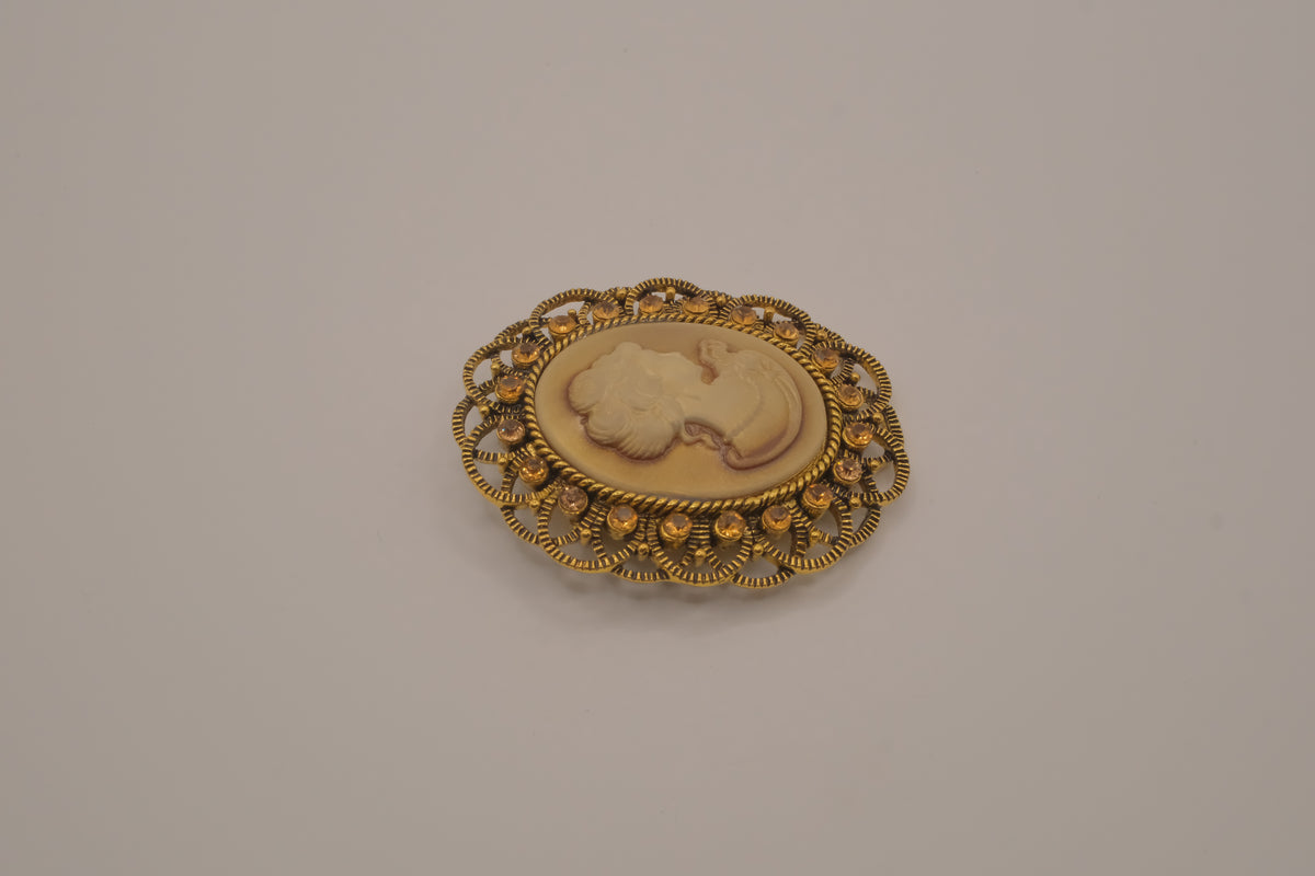 Oval Victorian style vintage cameo brooch