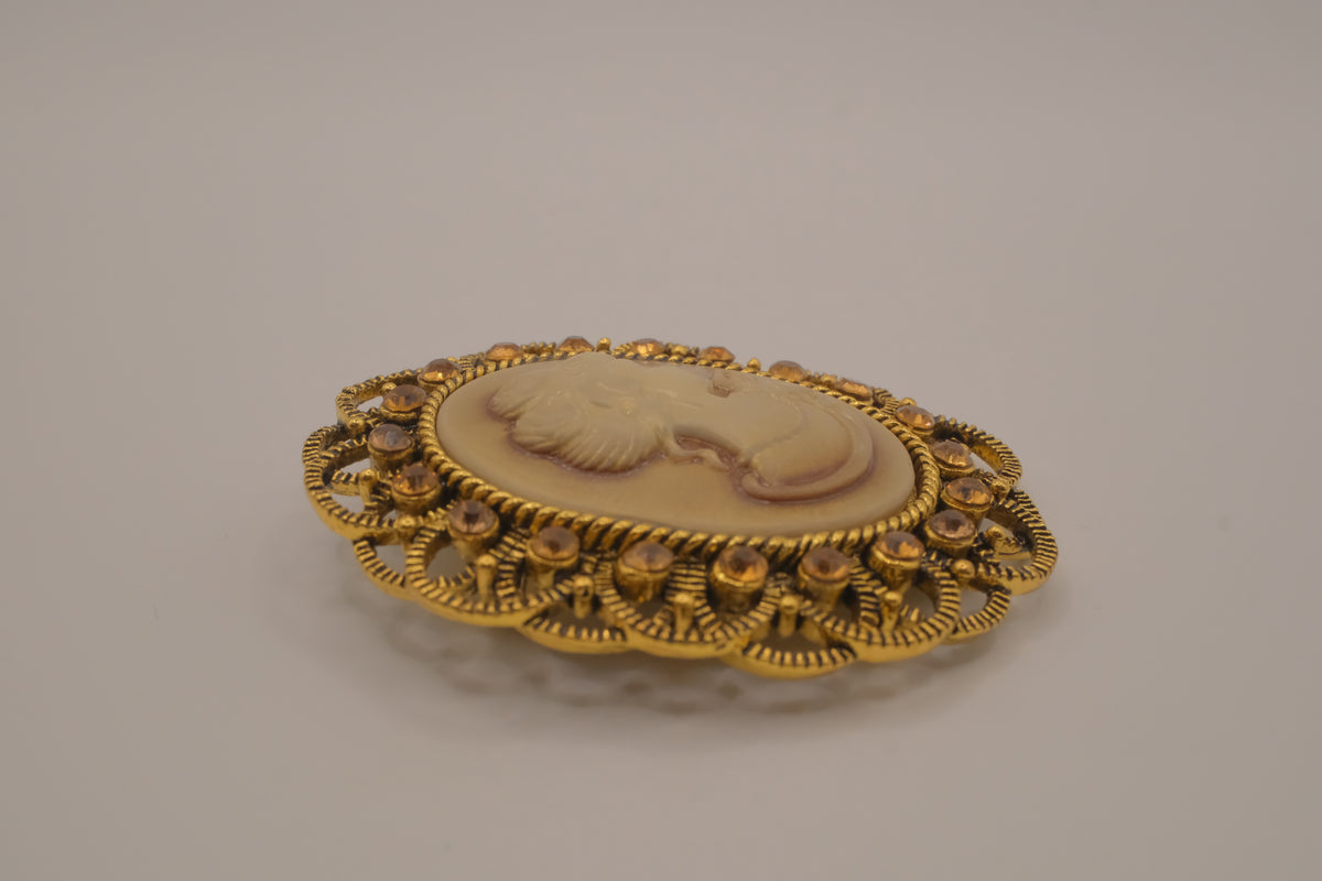 Oval Victorian style vintage cameo brooch