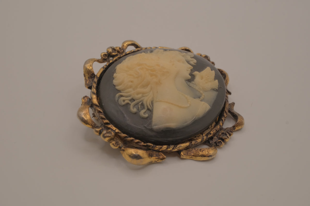Vintage double-portrait Cameo profile brooch