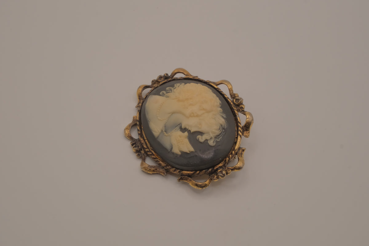 Vintage double-portrait Cameo profile brooch