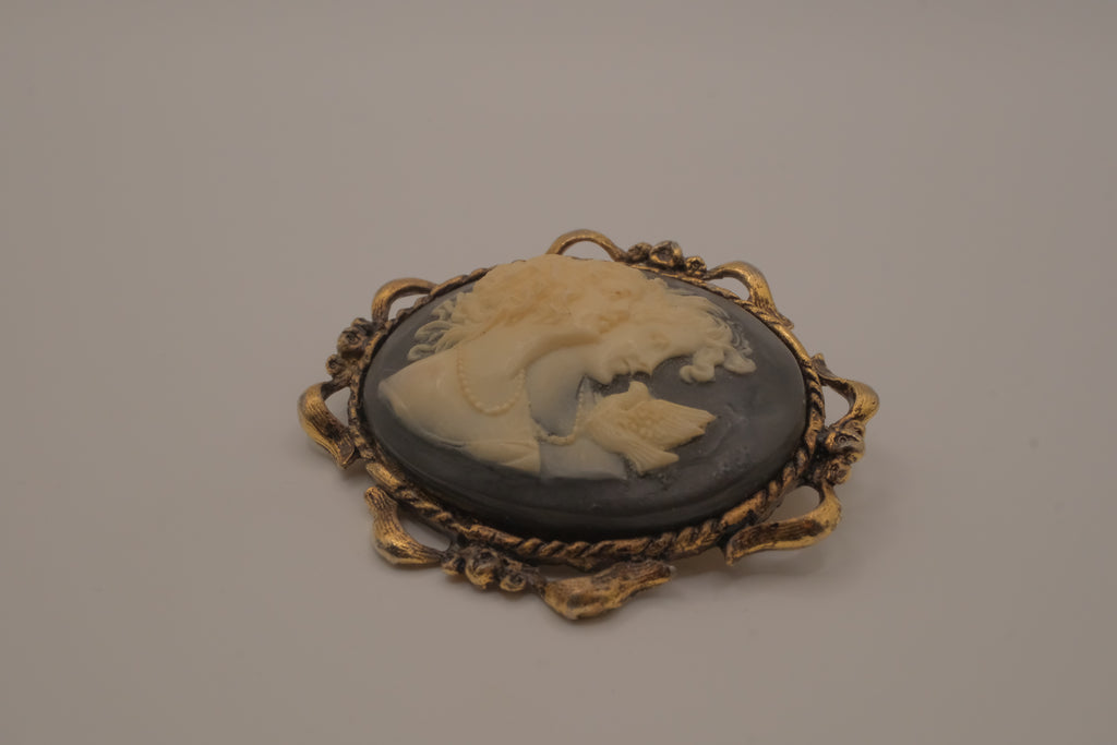 Vintage double-portrait Cameo profile brooch