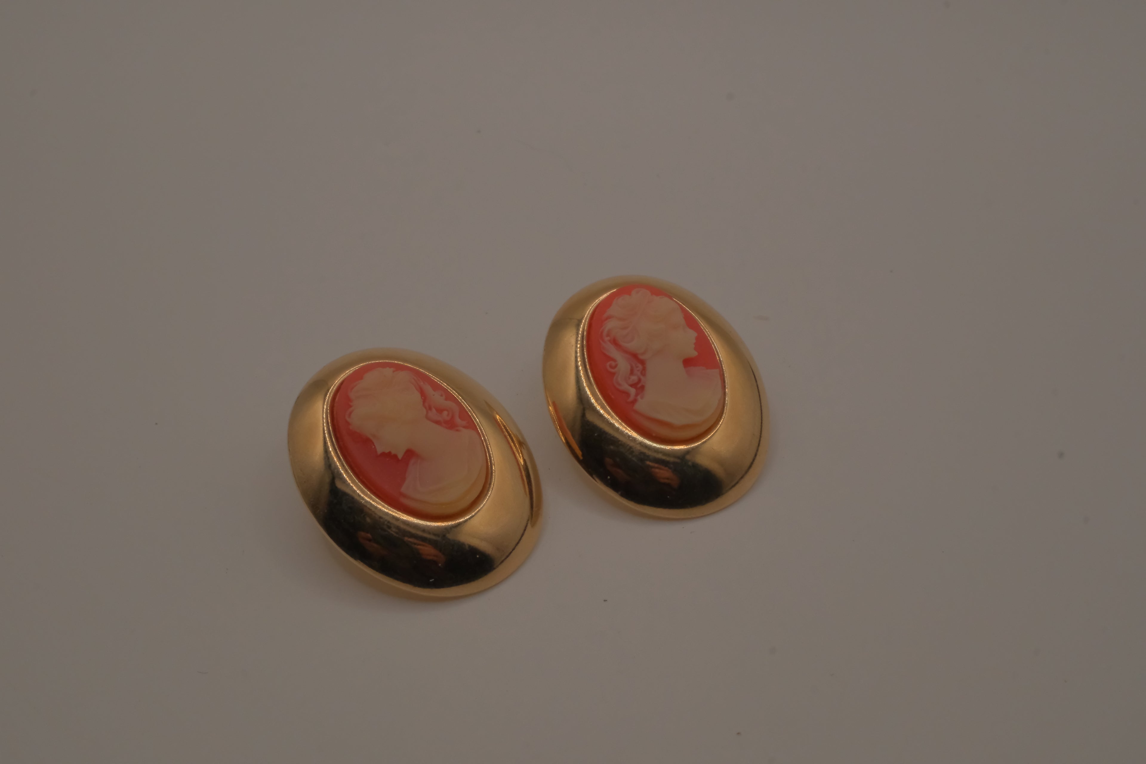 Vintage classic resin cameo stud &nbsp;earring