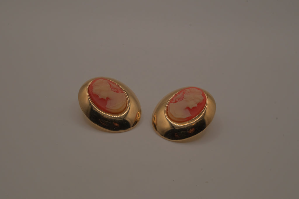 Vintage classic resin cameo stud &nbsp;earring