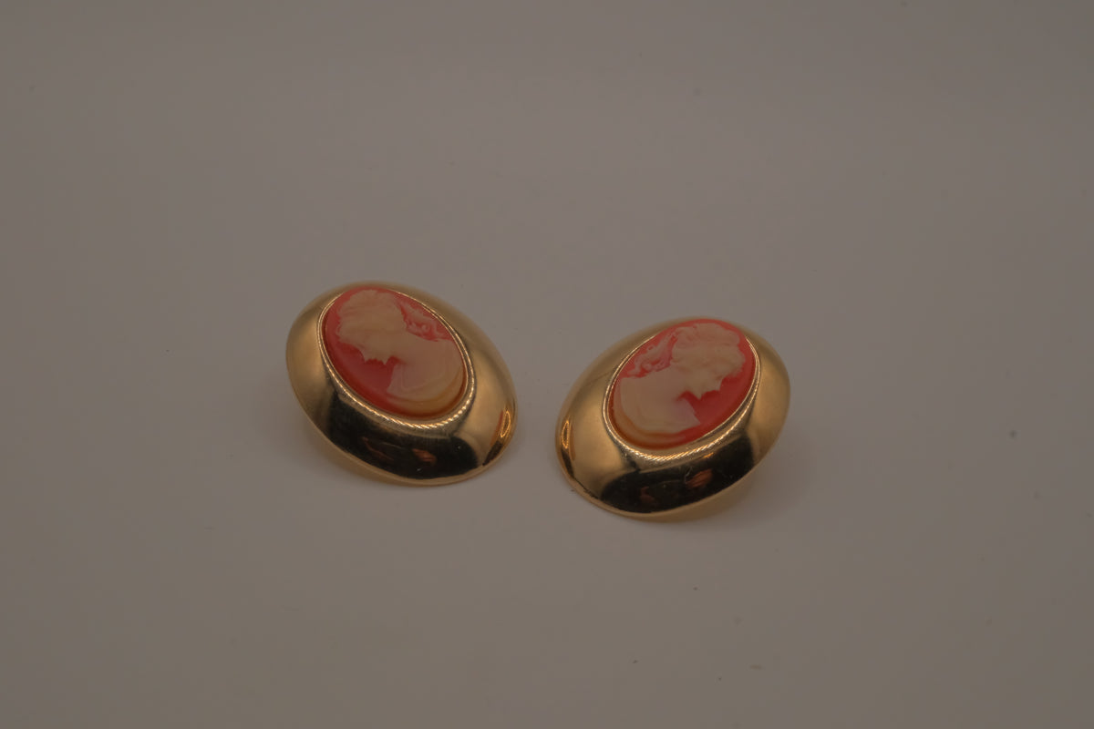 Vintage classic resin cameo stud &nbsp;earring