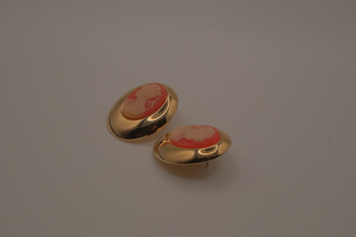 Vintage classic resin cameo stud &nbsp;earring
