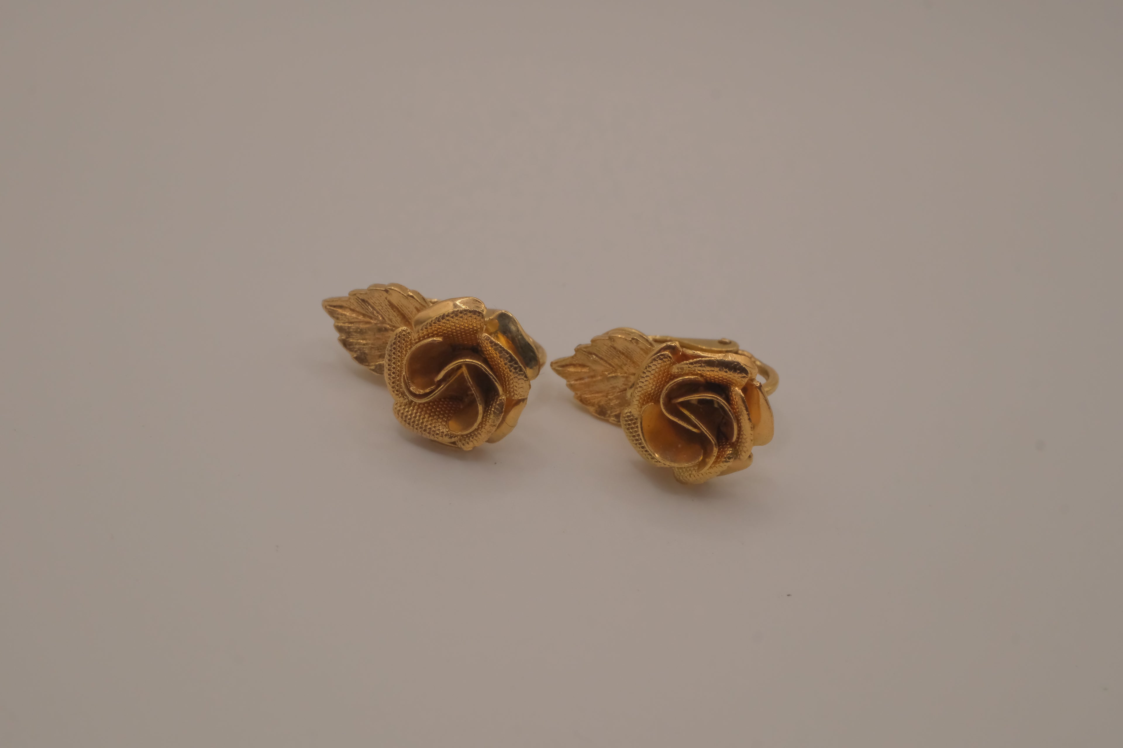 Vintage gold-tone mesh rose clip-on earrings