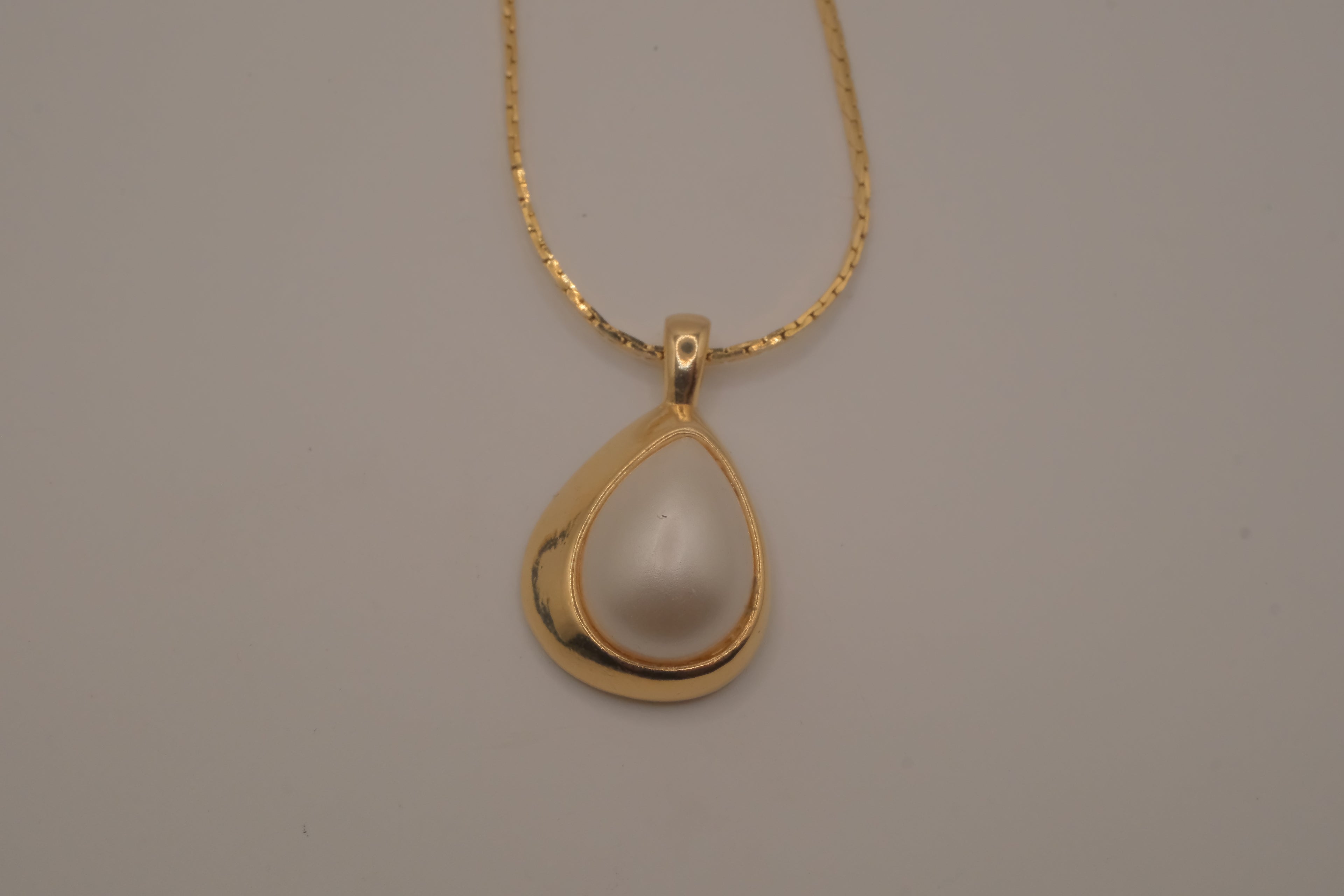 Vintage tear-shaped faux &nbsp;pearl pendant