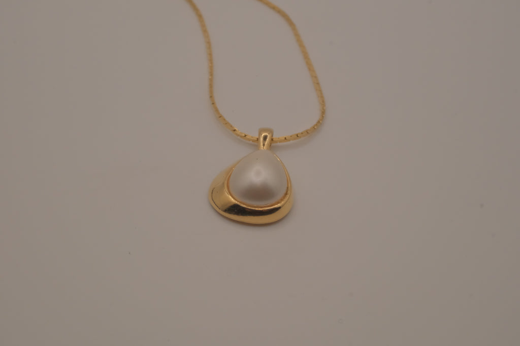 Vintage tear-shaped faux &nbsp;pearl pendant