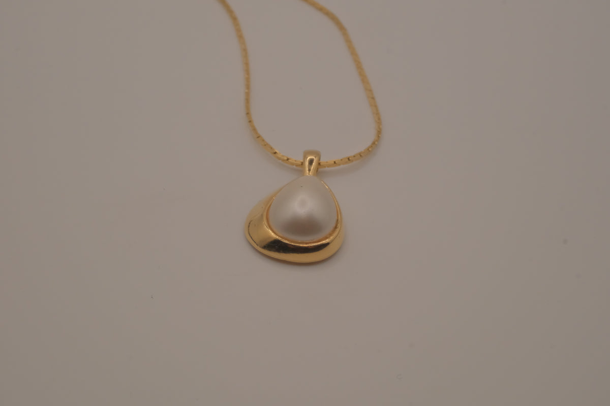 Vintage tear-shaped faux &nbsp;pearl pendant