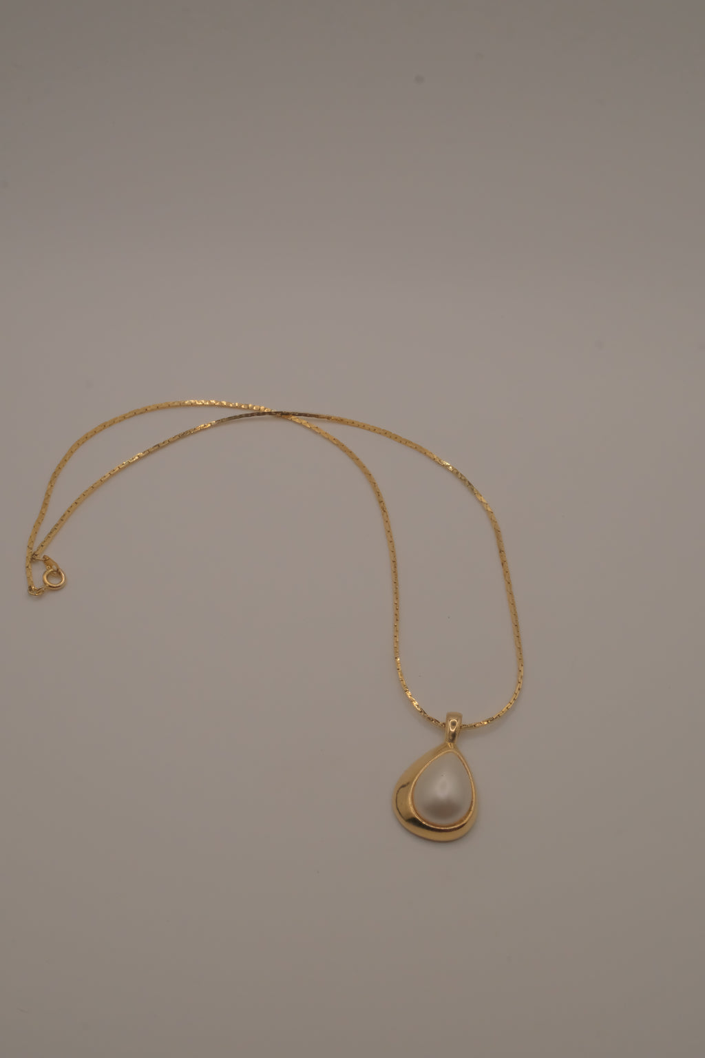 Vintage tear-shaped faux &nbsp;pearl pendant