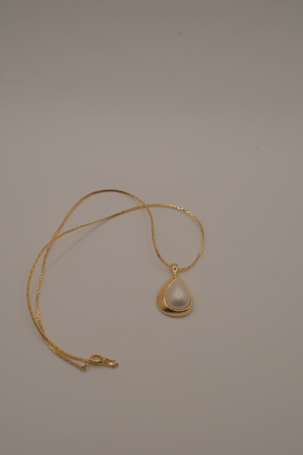 Vintage tear-shaped faux &nbsp;pearl pendant