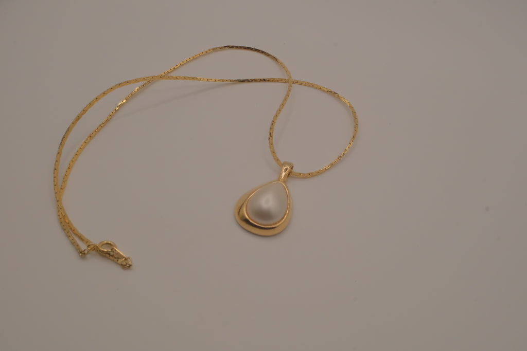Vintage tear-shaped faux &nbsp;pearl pendant