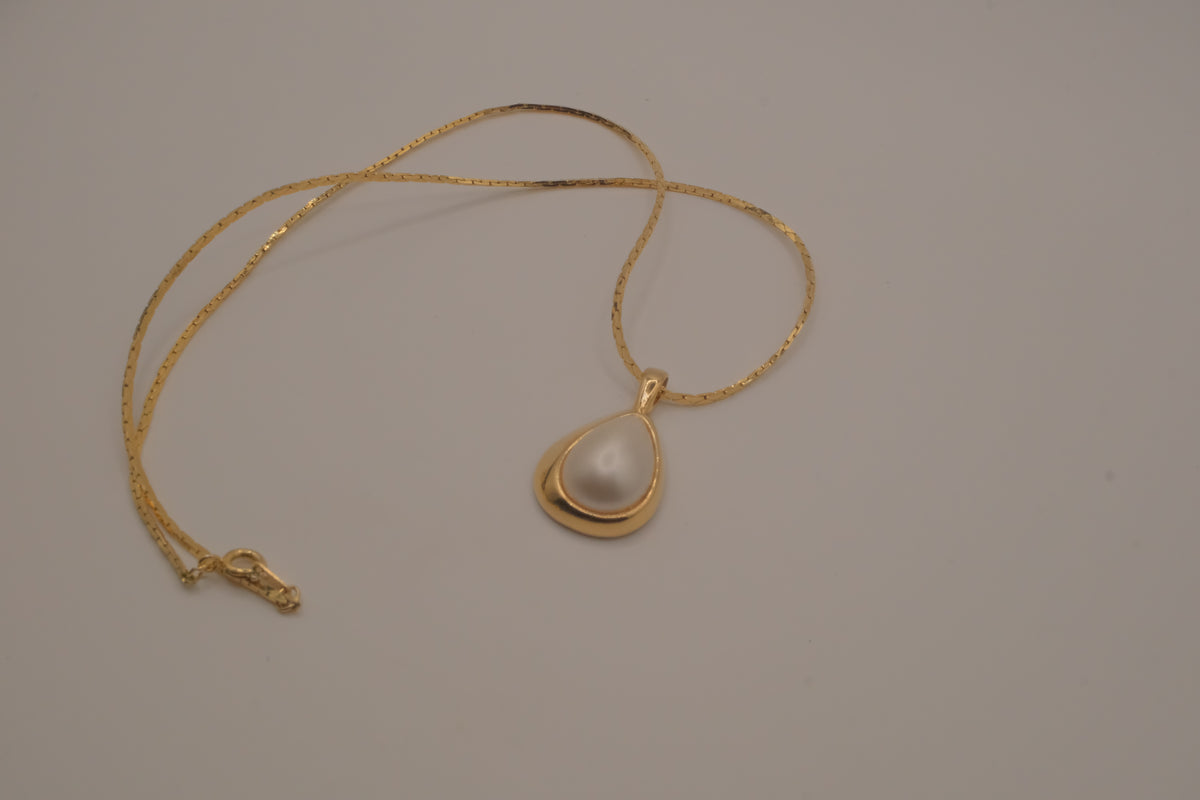 Vintage tear-shaped faux &nbsp;pearl pendant