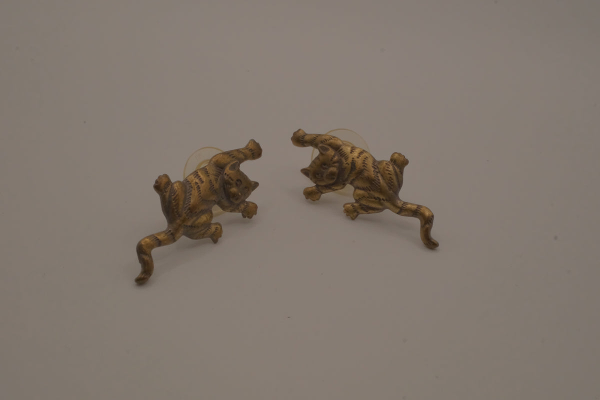 Vintage 1980s Jonette Jewelry (JJ) climbing kitty cat stud earrings