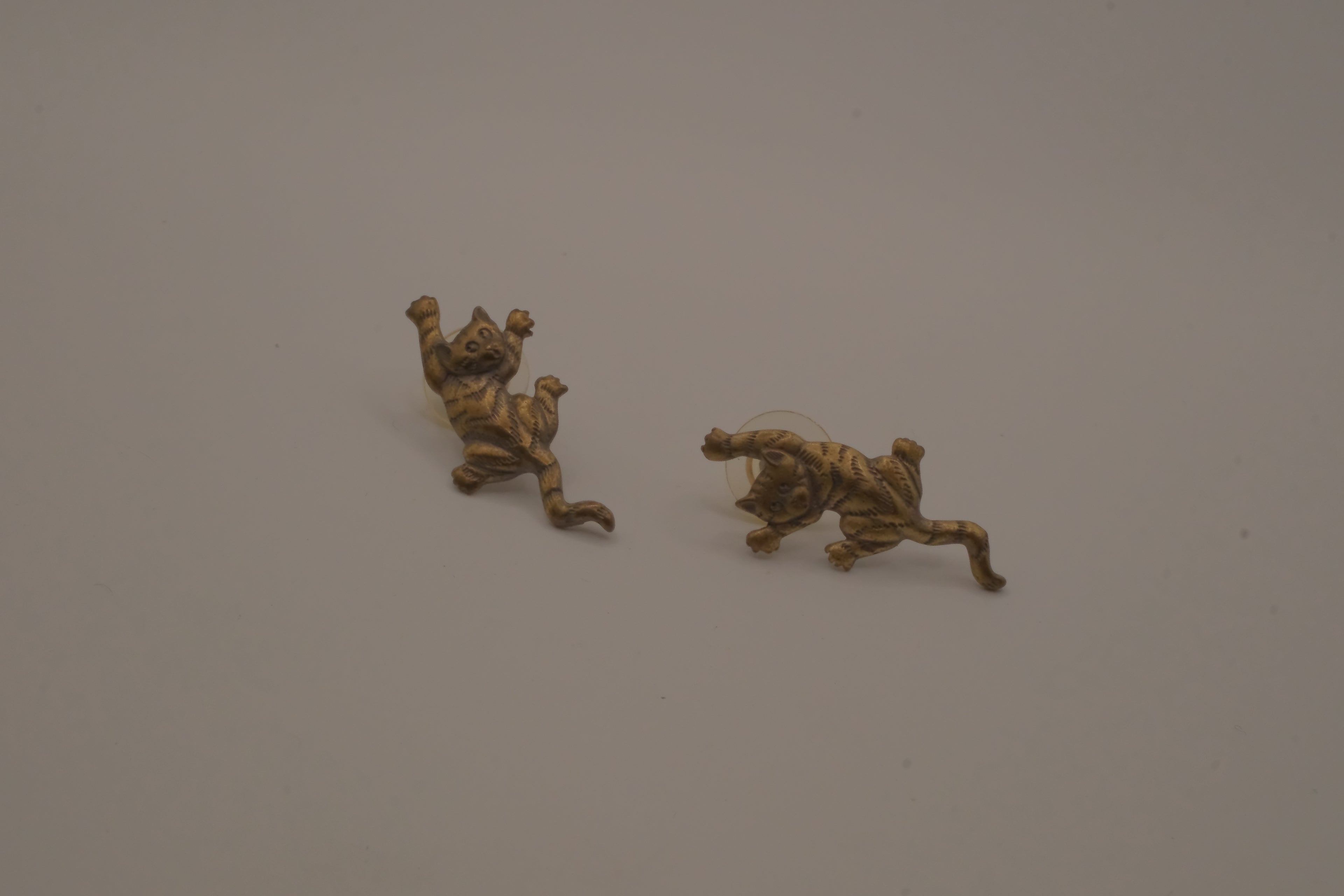 Vintage 1980s Jonette Jewelry (JJ) climbing kitty cat stud earrings